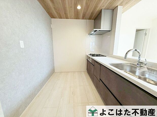 広い作業スペースのあるキッチンなら、以前よりも増えたお家時間で家族一緒に料理を作るのも楽しい!