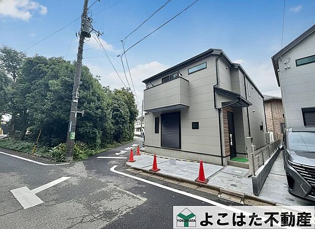 堂々とした雰囲気を醸し出す建物外観。洗練されたイメージの配色とデザインが印象的です。