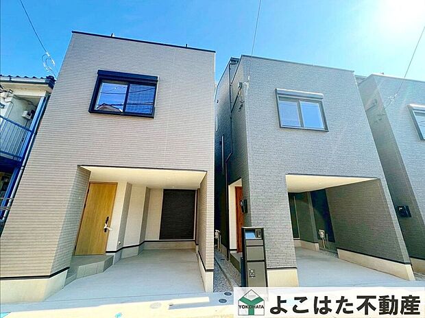 堂々とした雰囲気を醸し出す建物外観。洗練されたイメージの配色とデザインが印象的です。