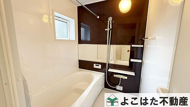 窓から差し込む自然光で、バスタイムが至福のリラックスタイムに。