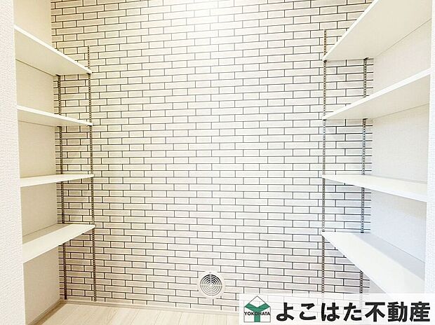 キッチンにあると嬉しい、使い勝手の良いパントリー♪食品や調味料、飲料などをまとめて収納でき、生活感が出やすいストック品もすっきり整理できます。必要なものをサッと取り出せる、家事を支える便利な収納です。