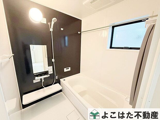 バスルームには浴室乾燥機が標準装備！雨の日のお洗濯に大活躍します。また、窓を開けずに換気できるので花粉対策や防カビにも有効ですね。