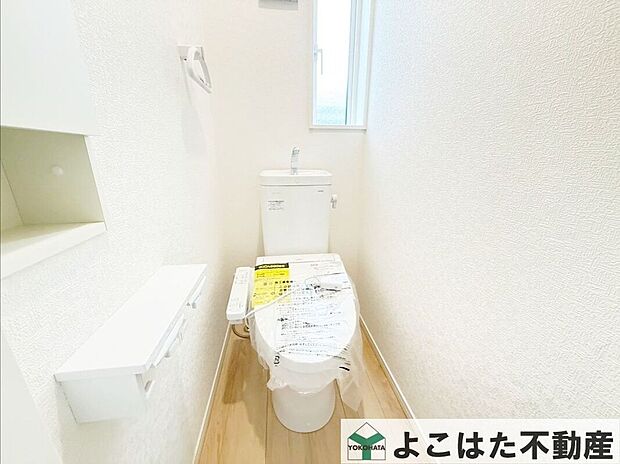 トイレは住まいの基本性能が問われる場所。壁や床の汚れが落ちやすく、掃除の手間を少なくできる仕様により、いつでも衛生的に保つことができます。日々の暮らしに寄り添い、清潔で快適な時間を届けます。