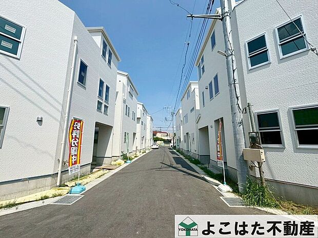 【前面道路含む外観】低層の一戸建を中心に整然とした街並みが続き『良好な住環境が保たれたエリア』です。周辺には高い建物が建っていないので採光や開放性に恵まれ、空の広さと豊かな緑を感じられる環境です。