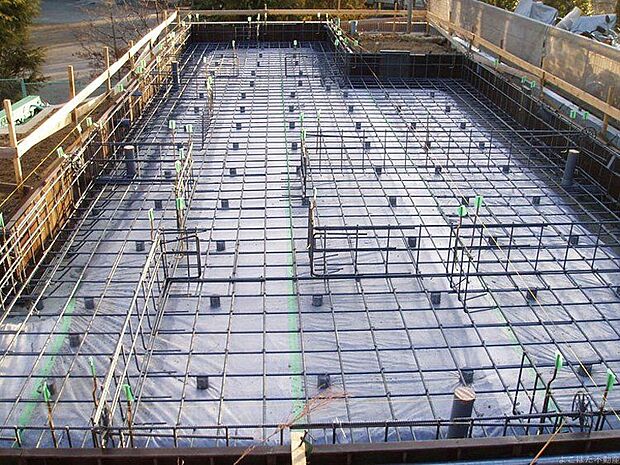 【構造】耐震性を発揮する鉄筋入りスラブー体基礎を採用。地面からの湿気を防ぎ、不等沈下や地震時のねじれを防ぐ効果があり、白蟻に対する予防策としても有効です。