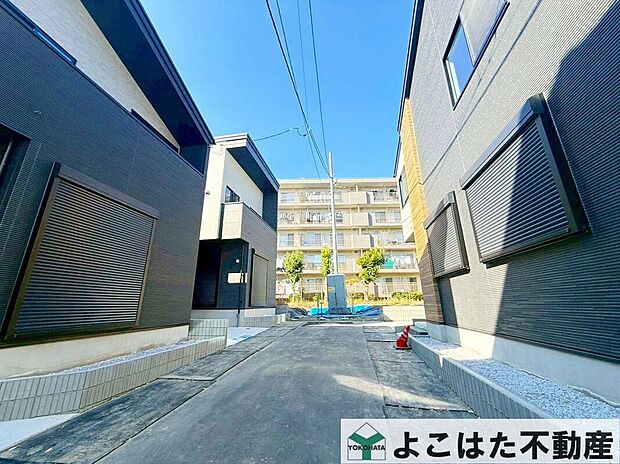 【前面道路含む外観】周辺は閑静な住宅街となっており小さなお子様にも安心です。