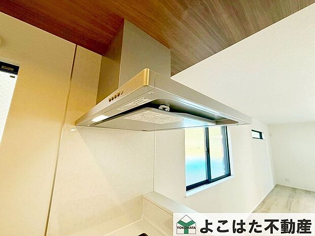【その他設備】最新のスリムタイプのレンジフードは洗練されたスタイリッシュで、ノンフィルタータイプなので面倒なお手入れもいりません。