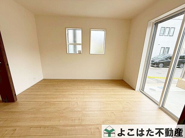 【室内】三枚引込戸を採用した居室は、開けるとＬＤＫと一体化して広々使え、閉めれば落ち着いたプライベート空間に早変わり！生活スタイルに合わせて自由に使える間取りです。