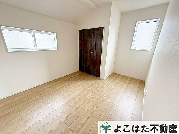 【室内】全室フローリングなので、お掃除がしやすく、いつでも清潔感のある室内環境を保てます。お部屋ごとの雰囲気に統一感があり、家具の配置もしやすいため、インテリアを楽しみたい方にもおすすめ。