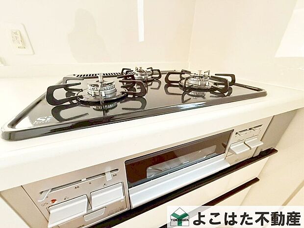 【その他設備】3口ガスコンロなので、煮物をしながら炒め物などの作業もスムーズにはかどります。お料理の効率が大幅にアップ。