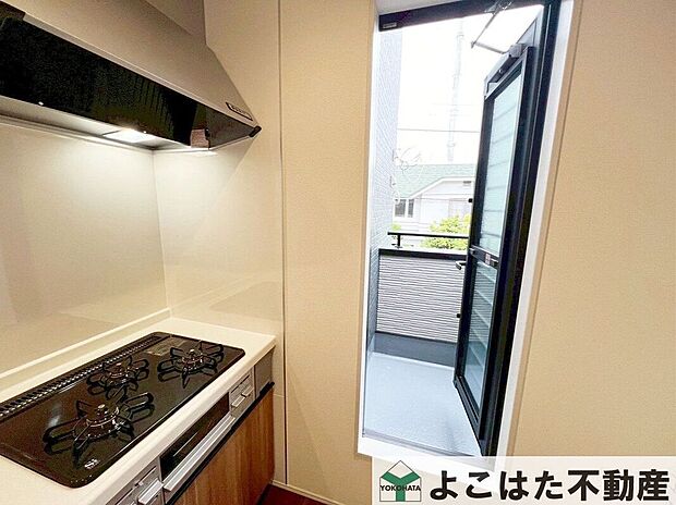 【その他設備】キッチン横にバルコニーがあるので、家事動線良好。明るいキッチンになり、自然光で気分も上がります!