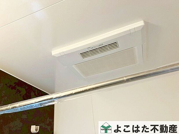 【その他設備】バスルームには浴室乾燥機が標準装備!雨の日のお洗濯に大活躍します。また、窓を開けずに換気できるので花粉対策や防カビにも有効ですね。