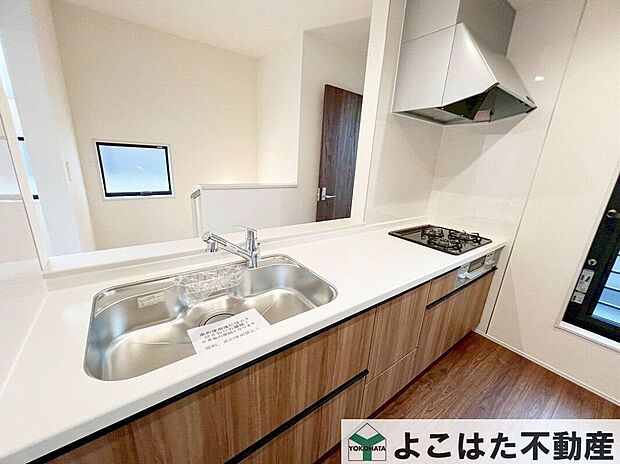 【キッチン】リビングの家族と会話がスムーズにできる対面キッチンを採用。ワイドタイプのシステムキッチンなので、ご夫婦や親子で一緒にお料理もできますね。