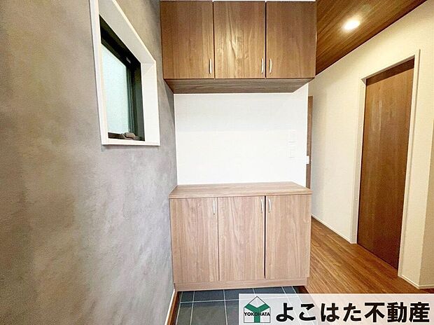 【玄関】玄関をさっぱり片づけられ、カウンターでインテリアまで楽しめる華やかさ。ゲストを気持ちよく迎えてくれます。