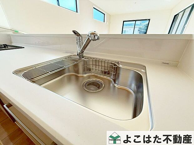 【その他設備】ワイドタイプのシンクなので、大きなお皿や鍋などを洗うのもスムーズです。浄水器内蔵タイプのハンドシャワー付き水栓を採用しています。