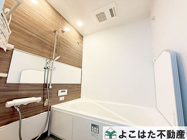 【バス】上質なデザインで仕上げられた高級感のあるバスルームです。横長の鏡が設置されたバスルームは、空間を広く見せる効果があり、明るく開放的な雰囲気！