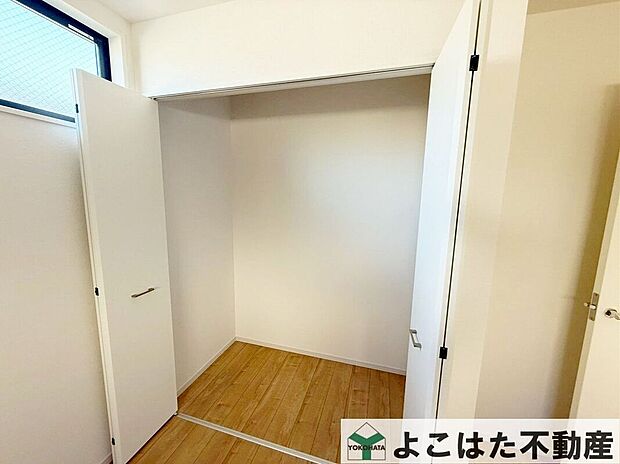 【収納】大容量のクローゼット。かさばるダウンジャケットや丈の長いコートなどを収納してもまだまだ余裕があります。