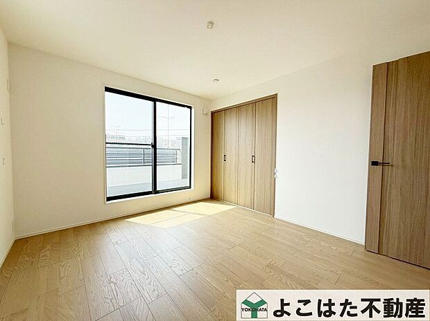 【寝室】ゆったりとした寝室は、ベッド以外にデスクを置く余裕もある広さ!ベッドや家具の配置も自由自在で、家族それぞれが快適にくつろげる空間。窓から差し込む柔らかな日差しで、朝の目覚めも心地よく迎えられます。