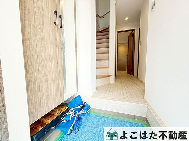 【玄関】玄関には大型のシューズボックスがあるので、ご家族みんなの靴を入れても余裕があります!玄関スペースがすっきり片付くのでお出かけの際、帰宅の際も気持ちが良いです!