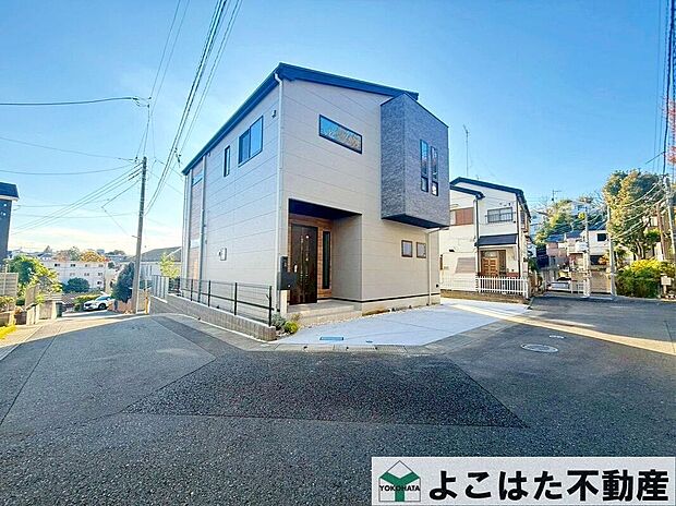 【前面道路含む外観】周辺は閑静な住宅街となっており小さなお子様にも安心です。
