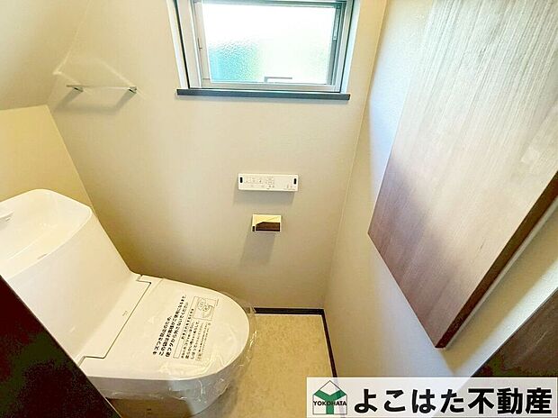 【トイレ】掃除用品などをキレイに収納できる吊戸棚でスッキリ空間に。