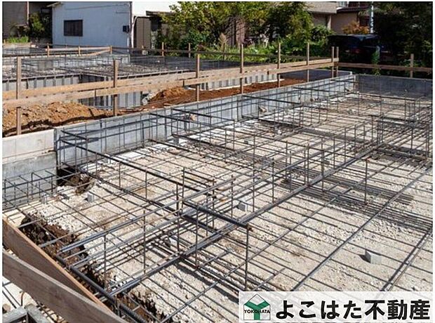 【構造】耐震性を発揮する鉄筋入りスラブー体基礎を採用。地面から基礎上端までの高さを400mm以上確保。地面からの湿気を防ぎ、不等沈下や地震時のねじれを防ぐ効果があり、白蟻に対する予防策としても有効です。