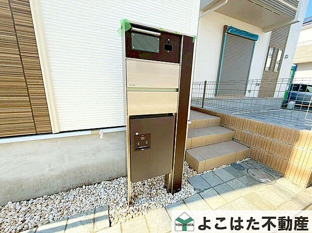 【その他設備】共働き世帯など、日中不在にすることが多いご家庭には大変重宝する宅配ボックスを標準装備。