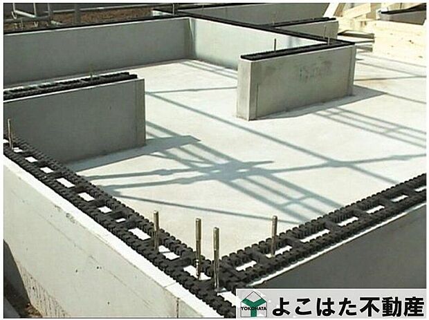 【構造】基礎と土台の間に基礎パッキン（20ｍｍ厚）を入れることにより分離させ、基礎からの湿気を土台へ浸透するのを防ぎます。また、床下換気が可能です。