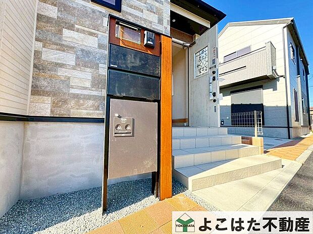 【その他設備】共働き世帯など、日中不在にすることが多いご家庭には大変重宝する宅配ボックスを標準装備。