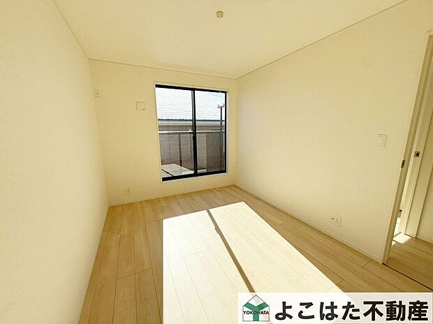 【寝室】収納スペースも充実しているので主寝室に最適。たっぷり降り注ぐ陽光が気持ちいいですね。