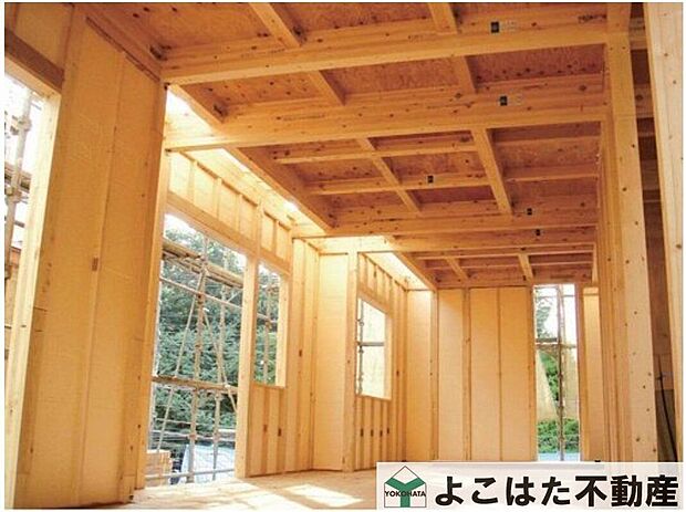 【構造】屋外からの湿気の影響を受けやすい外壁と１階床に”水に強い成形型断熱材”ポリスチレンフォームを採用。壁パネルに45ｍｍ厚、床に60ｍｍ厚を使用することにより断熱材の隙間を解消し、断熱性能、気密性能を高め