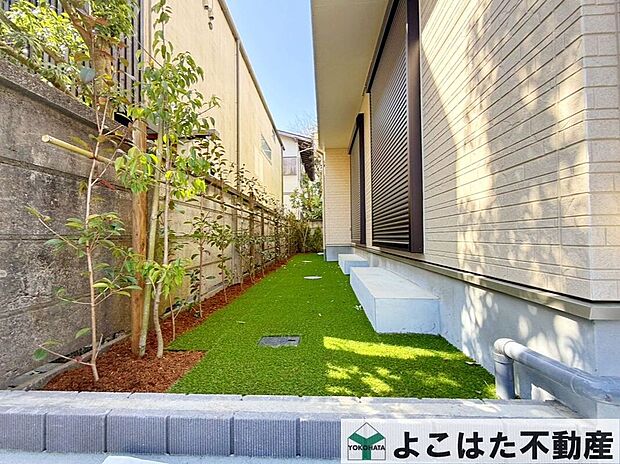 【庭】防草効果も備えた人工芝のシートは見た目にもGOOD!庭付なので、四季の自然に触れたり、ガーデニングを楽しめそうです!!