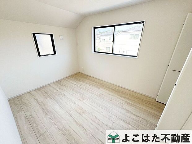 【室内】2面採光なので窓から気持ちの良い陽光が差し込む居室。(1号棟)