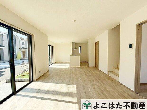 【リビング】大切な家族の集まるLDK。来客時やお子様のお誕生日パーティにもゆとりがあるのが便利です。