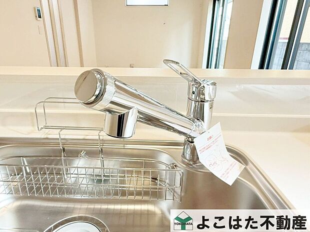 【その他設備】ワイドタイプのシンクなので、大きなお皿や鍋などを洗うのもスムーズです。浄水器内蔵タイプのハンドシャワー付き水栓を採用しています。
