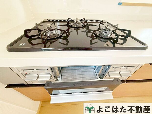 【その他設備】3口ガスコンロなので、煮物をしながら炒め物などの作業もスムーズにはかどります。お料理の効率が大幅にアップ♪