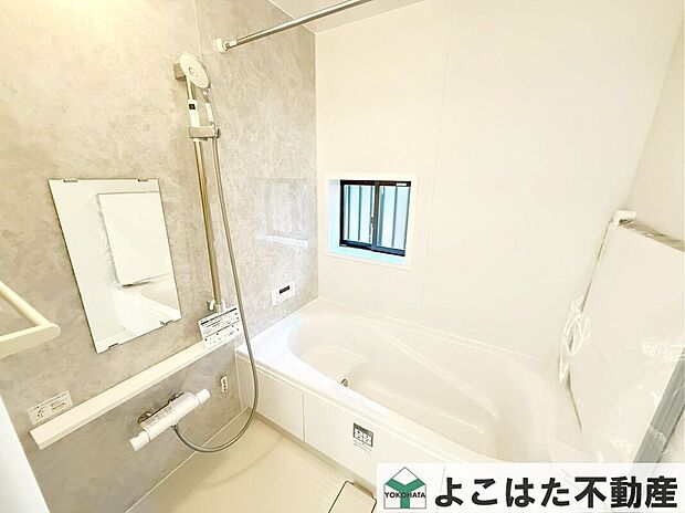 【バス】窓から差し込む自然光で、バスタイムが至福のリラックスタイムに。