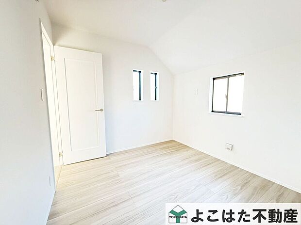 【寝室】朝の光がやわらかく差し込む寝室。窓の外を眺めながら心地よく目覚められる、暮らしに寄り添うプライベート空間です。