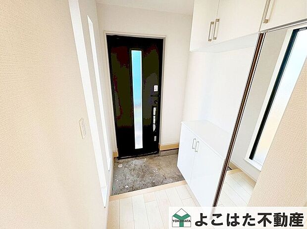 【玄関】玄関をさっぱり片づけられ、カウンターでインテリアまで楽しめる華やかさ。ゲストを気持ちよく迎えてくれます。