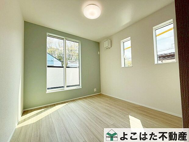 【室内】大きな窓と2面採光により、光と風を十分に取り込める居室は、明るく心地よい空間!収納も充実しており、整理整頓しやすく快適な暮らしをサポートします。