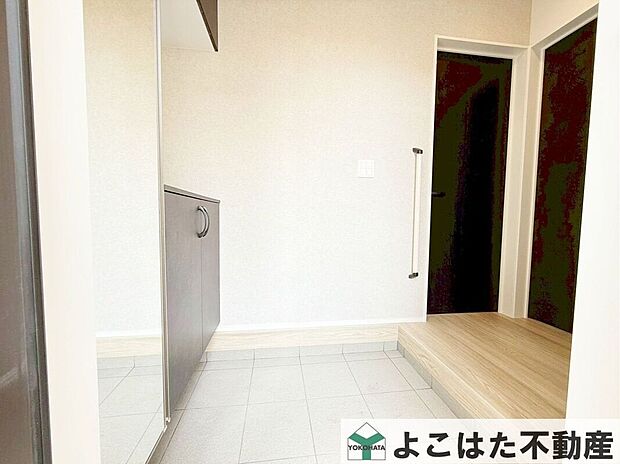 【玄関】玄関回りは広くてすっきりしています。来訪者を迎え入れる場なので、やはりスペースにゆとりがあると何かと使い勝手が良いですね。