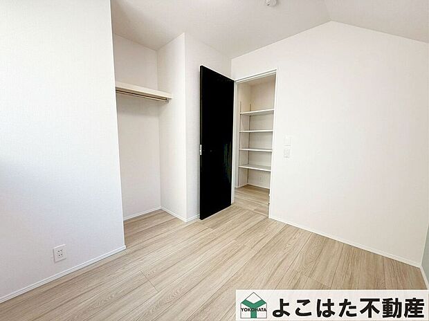 【室内】窓から差し込む自然光で一日中心地よく過ごせる空間。明るい室内は、家全体を包み込み、居心地の良さを実感できる空間。家具の配置もしやすく、整理整頓もしやすい設計です。