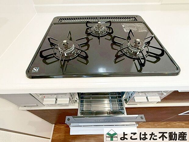 【その他設備】3口ガスコンロなので、煮物をしながら炒め物などの作業もスムーズにはかどります。お料理の効率が大幅にアップ。