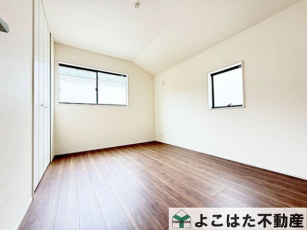 【寝室】収納スペースも充実しているので主寝室に最適。たっぷり降り注ぐ陽光が気持ちいいですね。