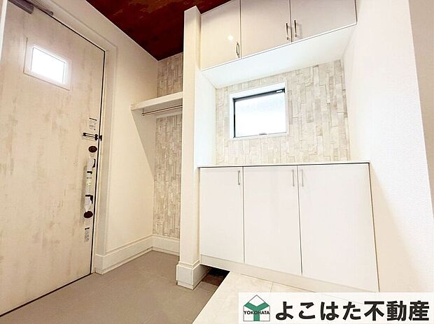 【玄関】玄関をさっぱり片づけられ、カウンターでインテリアまで楽しめる華やかさ。ゲストを気持ちよく迎えてくれます。