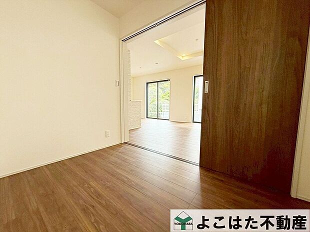 【室内】部屋数が多いのでライフスタイルに合わせて柔軟に活用できます。家族それぞれにプライベート空間を確保でき、子ども部屋や書斎、趣味の部屋として!