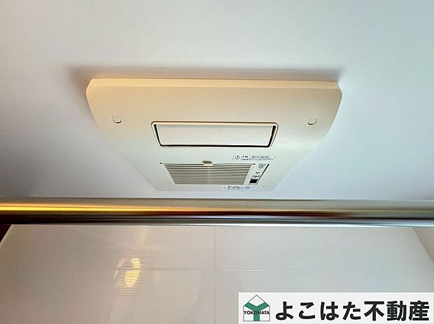 【その他設備】バスルームには浴室乾燥機が標準装備!雨の日のお洗濯に大活躍します。また、窓を開けずに換気できるので花粉対策や防カビにも有効ですね。