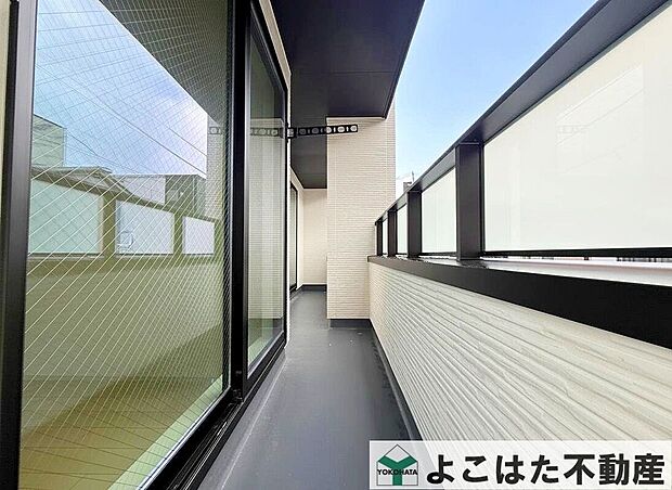 【バルコニー】広々したバルコニーでは洗濯物や布団をたっぷり干せます。