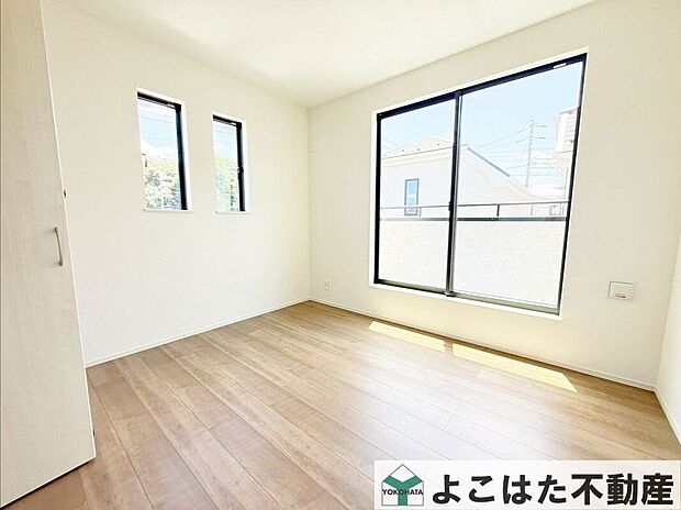 【寝室】2面採光の居室は、一日を通して明るく風通しも良好。子供部屋としても快適で、健やかな成長を見守れる環境が整っています。