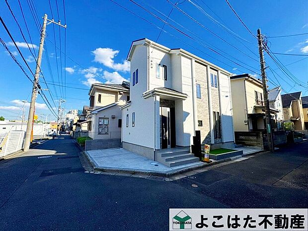 【外観】南向きや広い窓で光りをたっぷり取り込む外観デザイン。毎日が明るく、自然の温もりを感じられる住まいです。